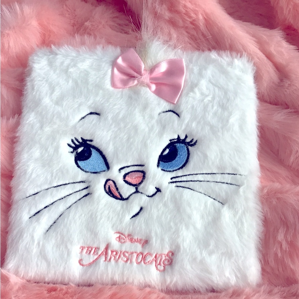 NEW Cute Disney The Aristocats Fluffy Eyeshadow Palette